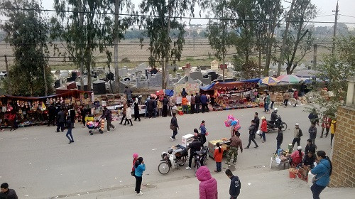 Lộn xộn hàng quán đường dẫn lên đồi Lim.