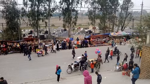 Lộn xộn hàng quán đường dẫn lên đồi Lim.