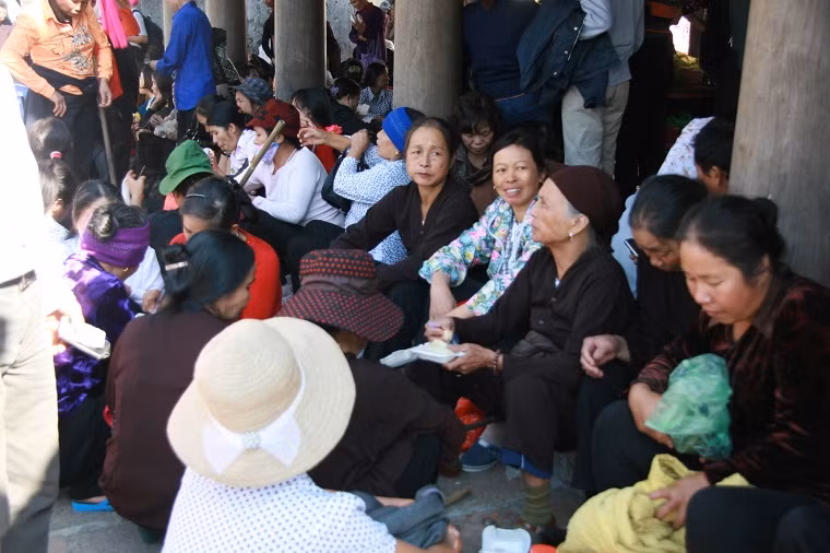 Du khách đợi giờ khai hội.