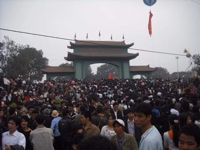 Hàng vạn du khách về hội Lim.