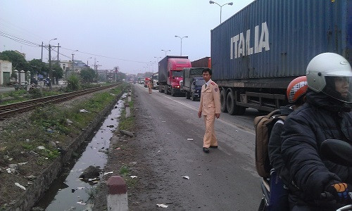 Tai nạn đường sắt tại Hải Dương khi đi bộ qua đường - Hình 2 Tai nan duong sat tai Hai Duong khi di bo qua duong-Hinh-2