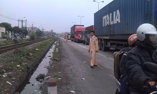 Tai nan duong sat tai Hai Duong khi di bo qua duong-Hinh-2