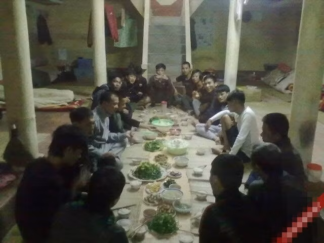 Một trong những bức ảnh về đại tiệc trong cơ sở giáo dục Thanh Hà được tung lên mạng.