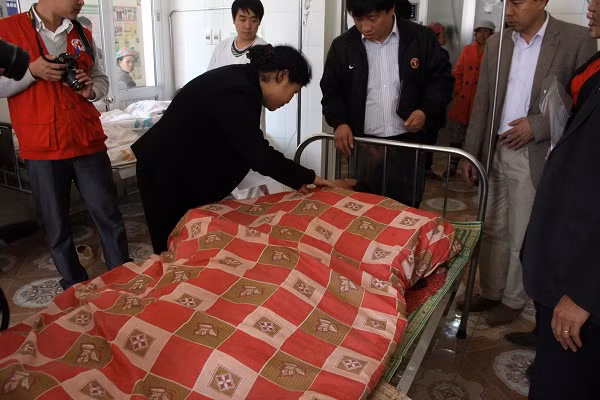 Chính quyền địa phương thăm hỏi các nạn nhân.