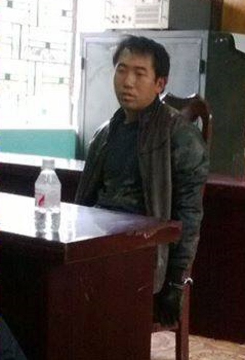 Một trong hai đối tượng tại cơ quan công an.