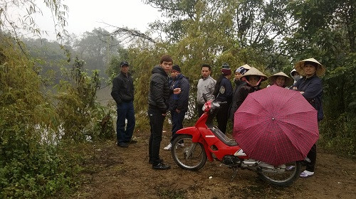 Họ đã tìm kiếm từ ngày 12/2 đến ngày 17/2 vẫn chưa thấy tung tích nạn nhân, nỗi lo lắng hiện hình trên từng khuôn mặt.