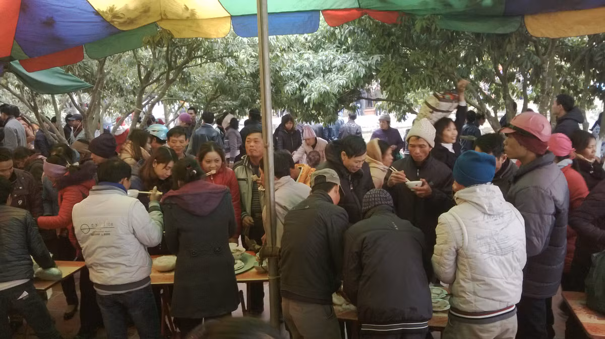 Nhiều người sẵn sàng ăn đứng.