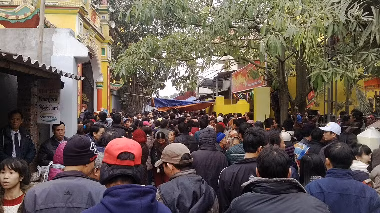 Ngày Rằm tháng Giêng, "Mẫu" The (làng Vũ Xá, xã Ái Quốc, TP Hải Dương) mở phủ. Hàng chục nghìn người đã về phủ "Mẫu".