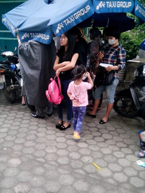 Nhiều phụ huynh ở rất xa vẫn đưa con đến để tiêm vắc xin phòng sởi.