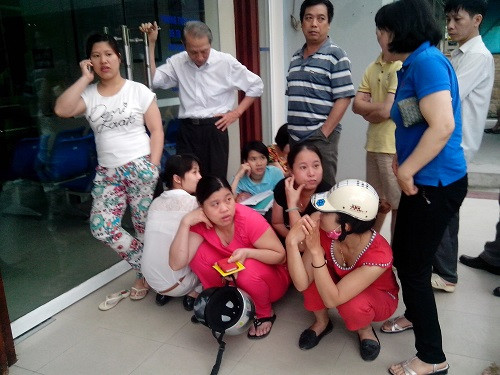 Nhiều người tỏ ra mệt mỏi vì phải dậy sớm để xếp hàng.