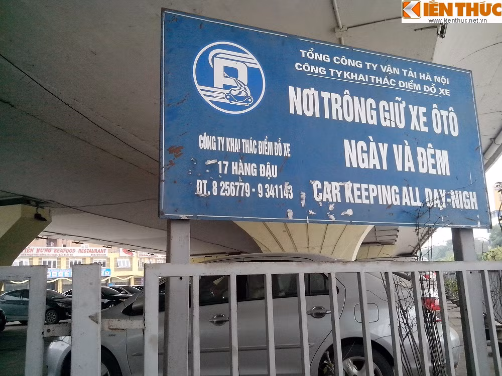 Trong khi đó, theo thông tin trên biển giới thiệu, các điểm trông giữ xe tại các gầm cầu vượt đều thuộc Công ty khai thác điểm đỗ xe (Công ty vận tải Hà Nội), có địa chỉ tại 17 Hàng Đậu. Do đó, câu hỏi đặt ra: Công ty có quy mô hẳn hoi sao lại coi thường công tác PCCC đến vậy?!