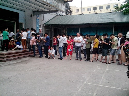 Người dân xếp hàng chờ lấy số tiêm vắc xin.