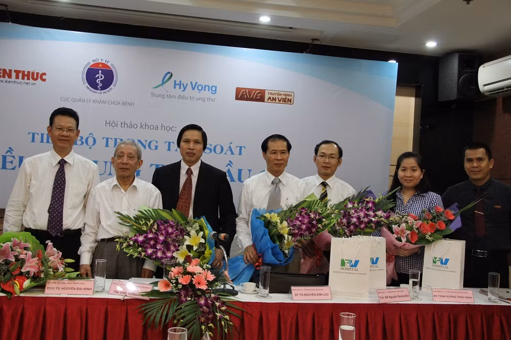 Tổng biên tập Báo điện tử Kiến Thức, nhà báo Nguyễn Minh Quang, tặng hoa cho các chuyên gia, khách mời tham gia Hội thảo.