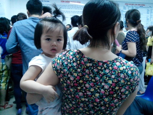 Chờ đợi tiêm chủng tại Trung tâm Y tế dự phòng Hà Nội.