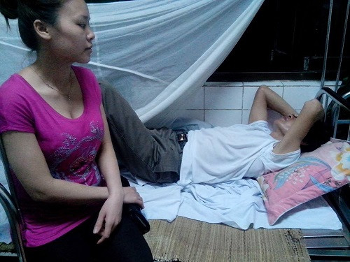 Chị Hoa đang ngồi chăm sóc bố tại Bệnh viện C Thái Nguyên.