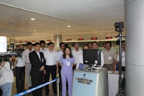 Bộ trưởng Bộ Y tế kiểm tra máy đo thân nhiệt tại Cảng hàng không quốc tế Tân Sân Nhất