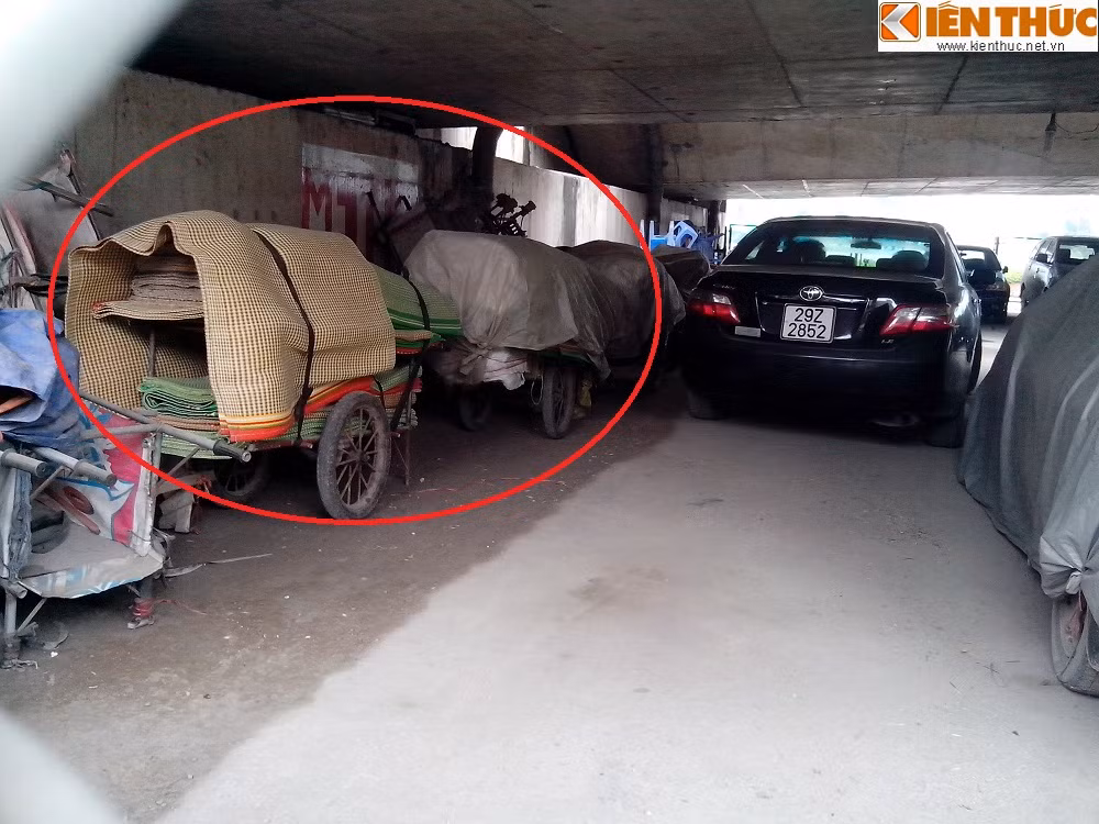 Tuy trông giữ với khối lượng xe lớn và có trị giá cao, nhưng tại điểm trông giữ xe này, rất nhiều vật dụng dễ cháy nổ khác cũng được nhận giữ...