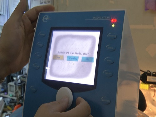 Trong số các máy Bệnh viện nhận được có 2 máy hỏng màn hình