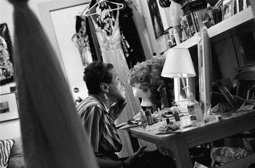 Họ là những người đang làm việc tại bar Charlie's Lounge, tọa lạc tại Quận Tenderloin của San Francisco.