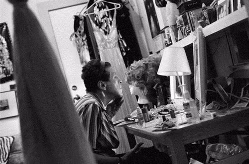 Họ là những người đang làm việc tại bar Charlie's Lounge, tọa lạc tại Quận Tenderloin của San Francisco.