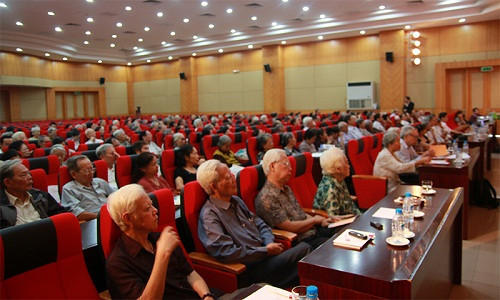 Hội thảo đã thu hút hơn 400 người đến tham dự từ Câu Lạc Bộ Thăng Long và người cao tuổi đang quan tâm đến phòng và điều trị bệnh đột quỵ và thiếu máu não.