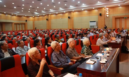 Hội thảo đã thu hút hơn 400 người đến tham dự từ Câu Lạc Bộ Thăng Long và người cao tuổi đang quan tâm đến phòng và điều trị bệnh đột quỵ và thiếu máu não.