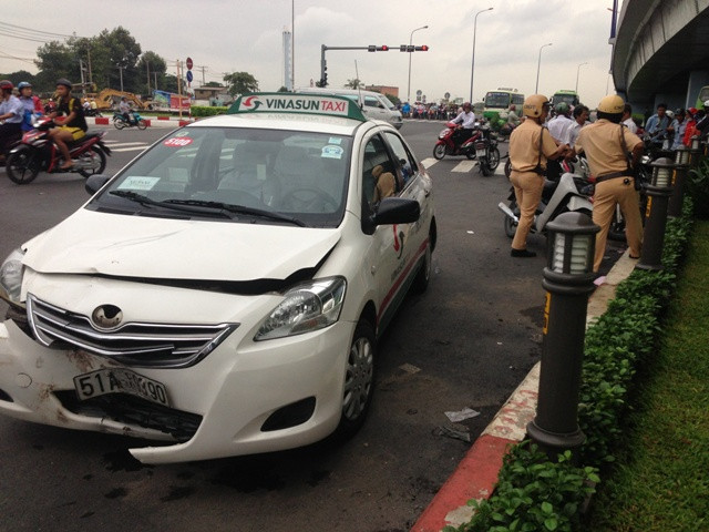 Chiếc xe taxi bị hư hỏng nặng