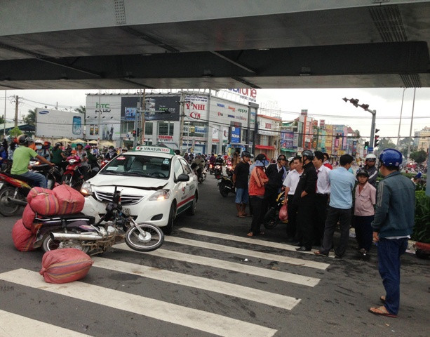 Hiện trường vụ tai nạn do nghi can vận chuyển hàng lậu bị truy đuổi vượt đèn đỏ gây ra với taxi tại ngã tư Thủ Đức, TP.HCM.