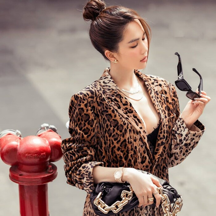 Khi khác cô nàng lại khéo léo chọn outfit da báo, tăng độ thời thượng.