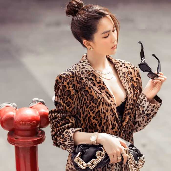 Khi khác cô nàng lại khéo léo chọn outfit da báo, tăng độ thời thượng.