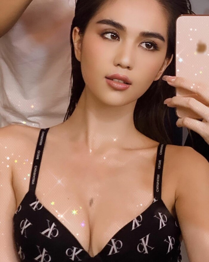 Với số đo chuẩn, gương mặt đẹp, Ngọc Trinh là một trong những mỹ nhân rất được khán giả yêu thích. Qua thời gian, sức hút của cô nàng chỉ có lên chứ không xuống, nhan sắc ngày càng lên hương, quyến rũ không ngừng.