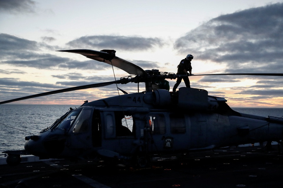 br/> Các phi công của Hải quân Mỹ trên tàu USS Portland (LPD 27) chuẩn bị máy bay trực thăng MH-60 hỗ trợ thu hồi tàu Orion ở Baja California, Mexico.