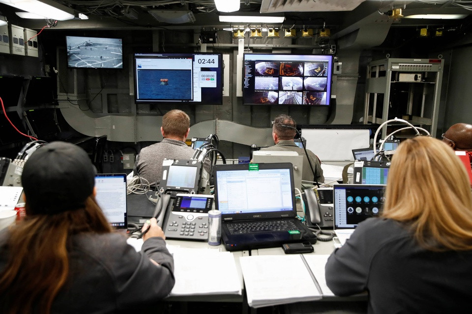 br/> Giám đốc Hoạt động Thu hồi của NASA Melissa Jones và đội ngũ nhân viên giám sát quá trình thu hồi tàu Orion ở Baja California, Mexico, vào ngày 11/12.