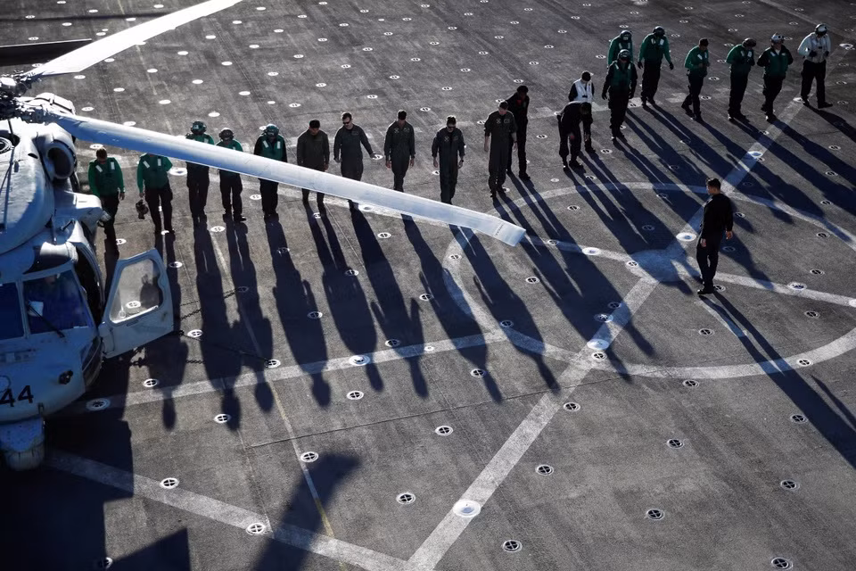 br/> Các phi công trên tàu USS Portland chuẩn bị trước khi cất cánh trên trực thăng MH-60. NASA cần cuộc thử nghiệm thành công để triển khai chuyến bay tiếp theo dự kiến vào năm 2024. Bốn phi hành gia sẽ thực hiện chuyến bay.