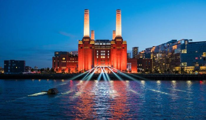 Người này cũng đồng ý gặp gỡ Chủ tịch FIFA tại công viên Battersea. Để đảm bảo an toàn, thám tử Len Buggy đóng giả trợ lý của chủ tịch Mears và mang theo valy tiền mặt 19.000 USD, thực chất chỉ có khoảng 665 USD cùng một xấp giấy lộn phía dưới.