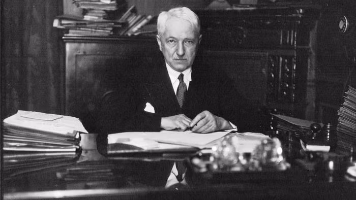 Sau khi giải đấu World Cup được thành lập năm 1929, Chủ tịch FIFA Jules Rimet mang theo chiếc cúp tới Uruguay.