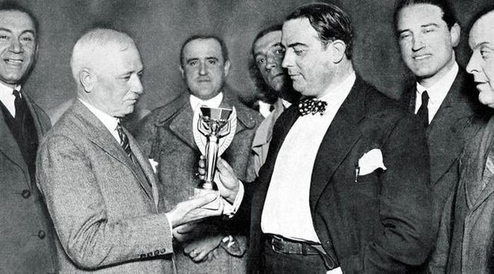 Chiến thắng giải đấu World Cup mùa đầu tiên thuộc về nước chủ nhà Uruguay, mang lại vinh dự lưu giữ bức tượng vàng cho đất nước này. Hình ảnh Chủ tịch FIFA Jules Rimet trao chiếc cúp cho Chủ tịch Liên đoàn bóng đá Uruguay Paul Jude.