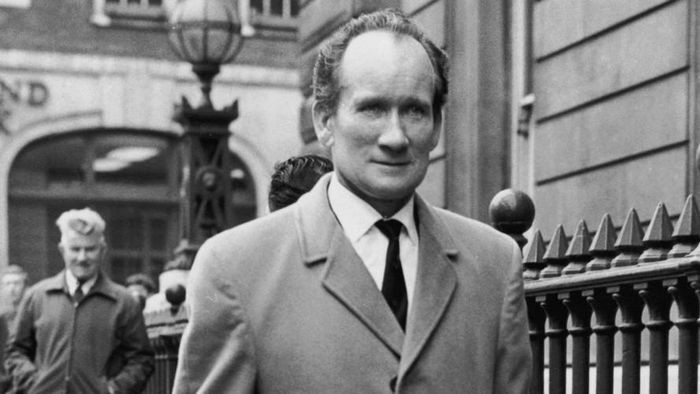 Tuy nhiên, khi gặp mặt trực tiếp, Jackson không đồng ý giao nộp bức tượng và yêu cầu Len Buggy chở tới nơi cất giấu bí mật. Lòng vòng khắp South London suốt 10 phút, hắn phát hiện có xe bám theo, liền nhảy xuống xe và tẩu thoát. Tên trộm cuối cùng không thoát được sự truy bắt của nhóm điều tra.