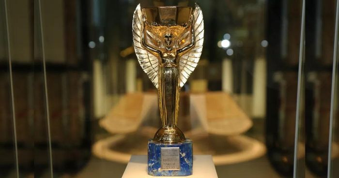 Giữa trưa 20/3/1966, chiếc cúp đã biến mất. Tên trộm đã lấy chiếc cúp khỏi bộ sưu tập "Sport with Stamps" tại triển lãm Stampex.