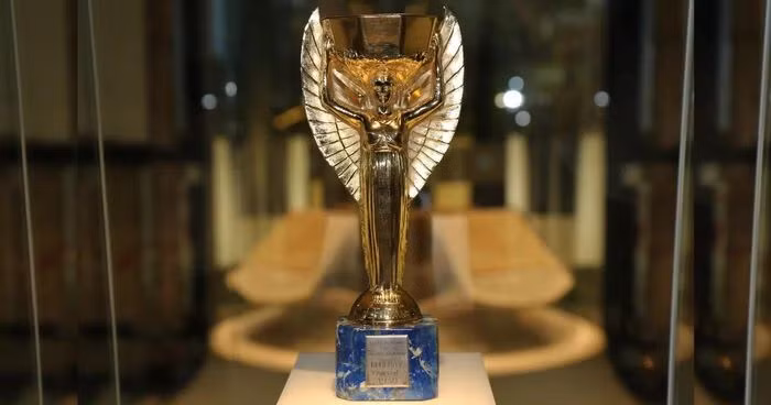 Giữa trưa 20/3/1966, chiếc cúp đã biến mất. Tên trộm đã lấy chiếc cúp khỏi bộ sưu tập "Sport with Stamps" tại triển lãm Stampex.