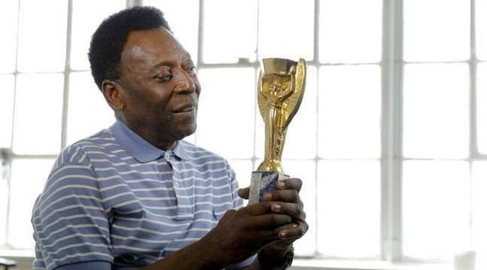 Tối 19-20/12/1983, một nhóm trộm bí mật tấn công tòa nhà. Sau khi khống chế được bảo vệ, bọn chúng phá tấm cửa khung gỗ, rồi vội vã mang bức tượng quý giá đi.