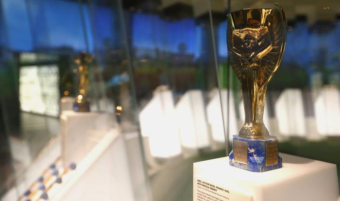 Trong khi đó, FIFA cố gắng giải quyết mọi khủng hoảng, rắc rối. Thư ký FIFA Denis Follows đã đến gặp thợ kim hoàn George Bird, yêu cầu ông làm ra một bản sao chính xác của chiếc cúp, để “chữa cháy” cho giải đấu.