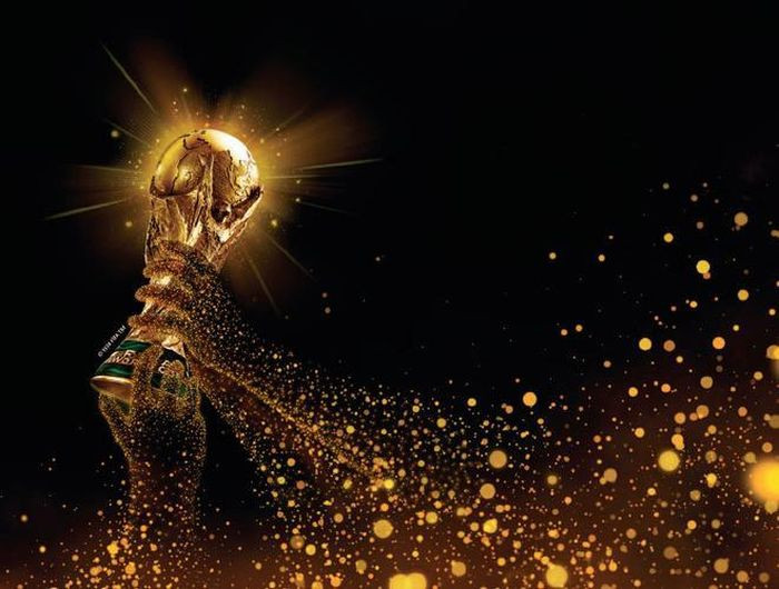 Chiếc cúp cao 36,5 cm được làm từ 5 kg vàng 18 carat (tỷ lệ 75% vàng) với đế có đường kính 13 cm gồm hai lớp đá xanh (malachit). Chiếc cúp được yêu cầu làm rỗng; do nếu làm đặc, nó sẽ nặng tới 80 kg và quá nặng để có thể giương cao chiếc cúp.