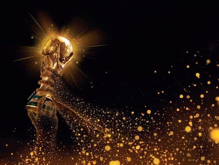 Chiếc cúp cao 36,5 cm được làm từ 5 kg vàng 18 carat (tỷ lệ 75% vàng) với đế có đường kính 13 cm gồm hai lớp đá xanh (malachit). Chiếc cúp được yêu cầu làm rỗng; do nếu làm đặc, nó sẽ nặng tới 80 kg và quá nặng để có thể giương cao chiếc cúp.