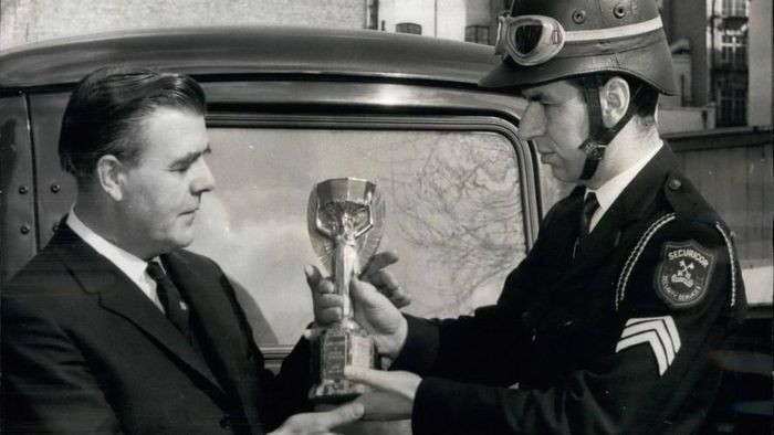 Anh ta mang chiếc cúp tới đồn cảnh sát Gypsy Hill ở Crystal Palace. "Tôi chen vào, đặt chiếc cúp lên bàn. Song, viên cảnh sát nói trông chẳng giống chút nào", anh kể.