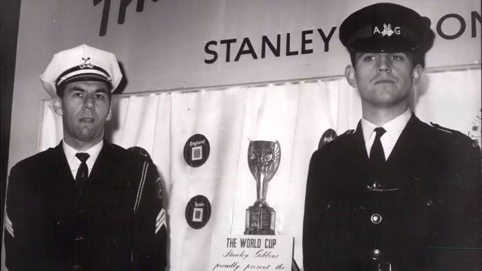 Cảnh sát xác định Jackson có tên thật là Edward Betchley, một gã trộm từng có tiền án. Hắn khẳng định được thuê thực hiện vụ trộm và làm trung gian với giá khoảng hơn 600 USD. Cuối cùng, Edward Bletchley bị kết án 2 năm tù giam vì tội đe dọa, tống tiền.