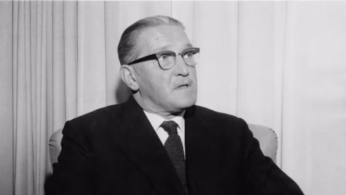 Song, manh mối vụ trộm chỉ dần hé mở khi Chủ tịch FIFA Joe Mears nhận được một bức thư tống tiền.