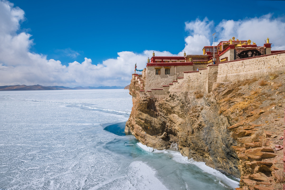 Tuiwa nằm ở độ cao 5.070 m so với mực nước biển, ngay dưới chân núi tuyết Mengdagangri tại phía nam Tây Tạng. Do ở vị trí quá cao, lượng oxy tại đây rất thấp. So với các điểm du lịch phổ biến ở Tây Tạng, lượng oxy ở đây chỉ bằng khoảng 1/2. Ảnh: Trip.