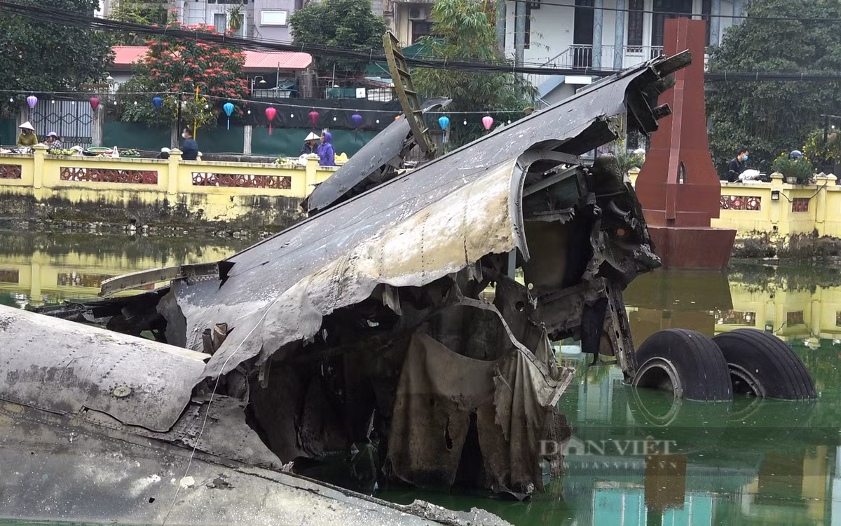 br/> Còn một phần của chiếc máy bay này rơi xuống đường Hoàng Hoa Thám, gần vườn Bách Thảo. Những ngày cuối năm 1972, số người tập trung quanh hồ Hữu Tiệp xem xác B-52 rất đông.