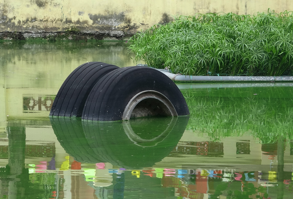 br/> Nhưng ít người biết rằng, ngoài hai địa điểm rơi là hồ Hữu Tiệp và đường Hoàng Hoa Thám, còn phần động cơ của chiếc máy bay B-52 lại rơi xuống một khu vườn của nhà bà Nguyễn Thị Nề ở tổ 51, phường Ngọc Hà. Vì ở vị trí tương đối kín đáo nên hai chiếc động cơ này dường như bị lãng quên.